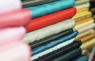 Guía de telas de poliéster: explore el aspecto y la sensación del poliéster